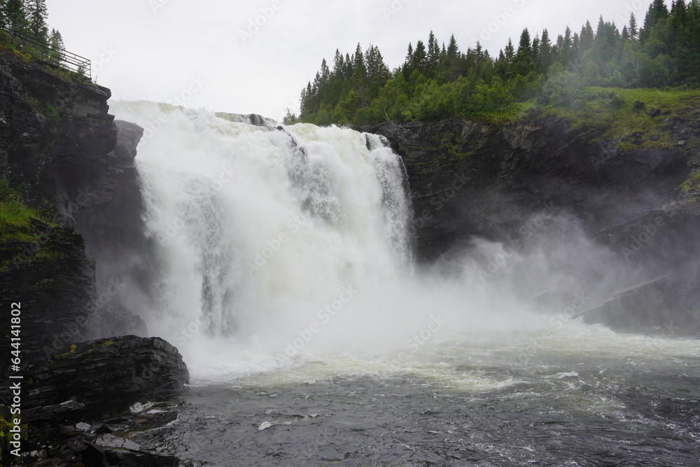 Der wunderschön Tännforsen Wasserfall in Schweden Der wunderschön Tännforsen Wasserfall in Schweden