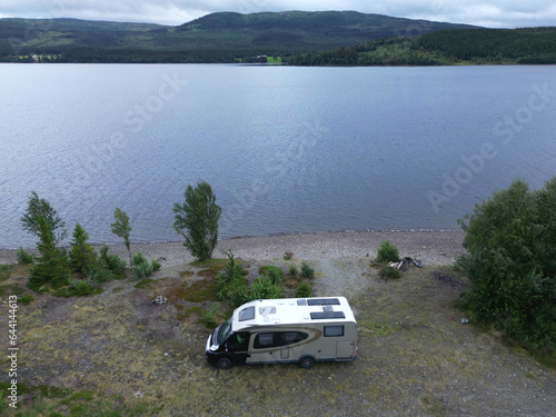 Drohnen Aufnahme von einem Wohnmobil dass an einem See in Schweden steht  © Janet Worg