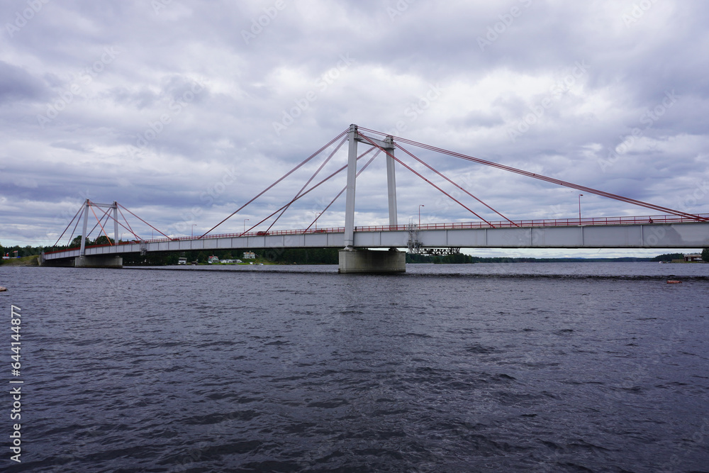 Naklejka premium Blick auf die Strömsundsbron in Strömsund an einem bewölkten Sommertag in Schweden