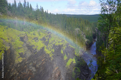 ein wunderschöner Regenbogen über dem Hällingsåfallet Wasserfall in Schweden