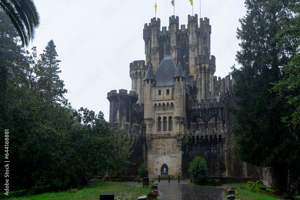 castillo de Butrón en un bonito día gris con lluvia, España	