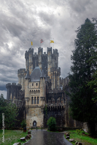 castillo de Butrón en un bonito día gris con lluvia, España