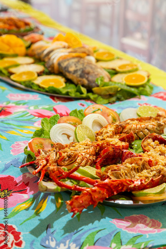 Lagostas e peixe frito em prato típico de frutos do mar do nordeste brasileiro