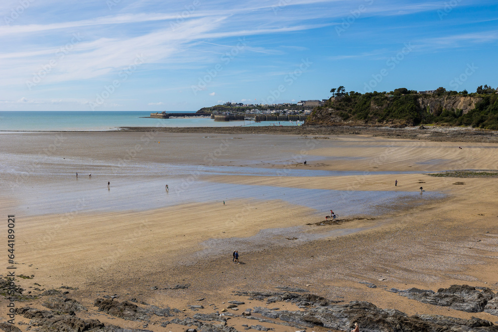 Plage d’Hacqueville à marée basse à Granville, au sud du centre-ville