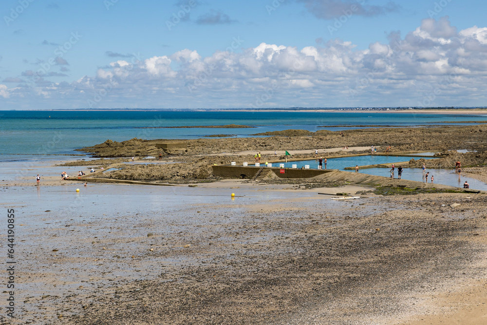 Piscine de mer à marrée basse sur la plage du Plat Gousset à Granville Piscine de mer à marrée basse sur la plage du Plat Gousset à Granville