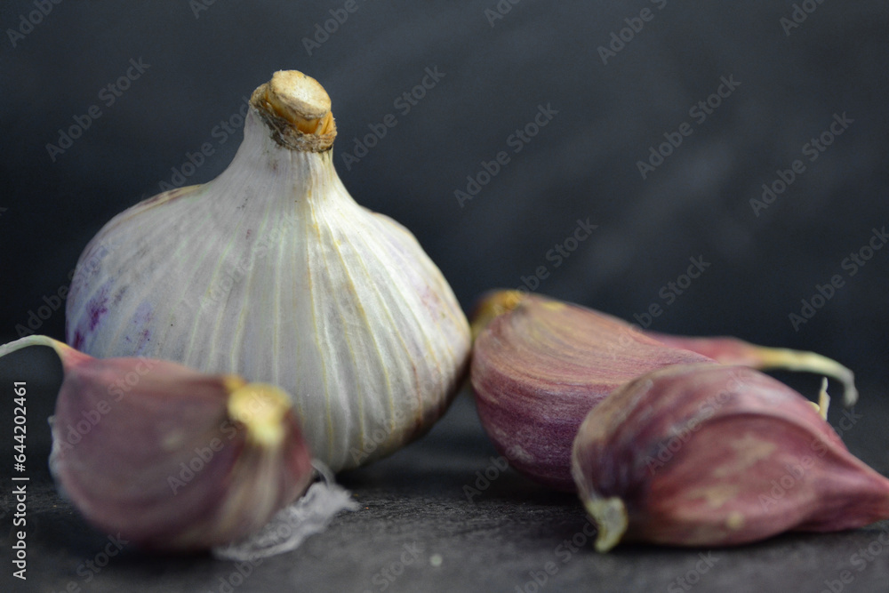 Obraz premium divided garlic lies on the table