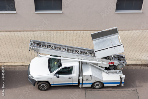 Foto Mover service lifting ladder cargo crane platform vehicle van parked at city street
