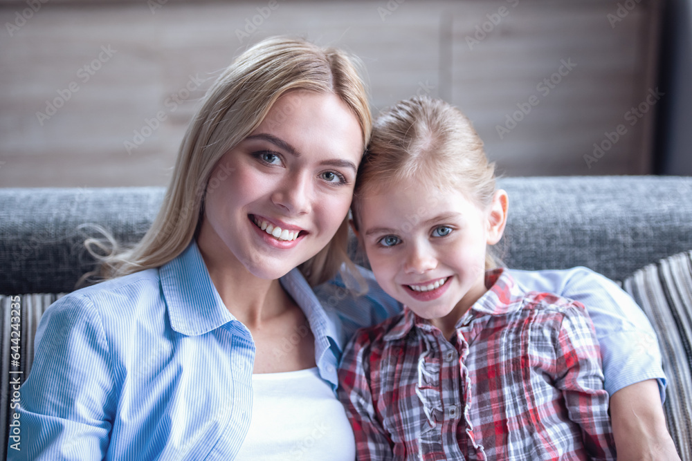 Obraz premium Mom and daughter