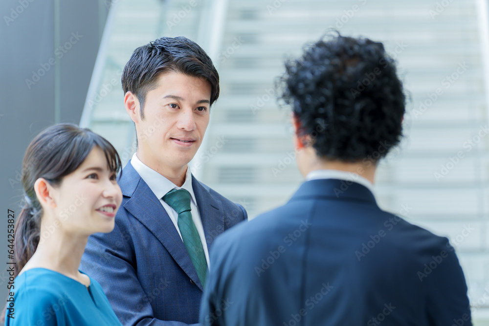 階段の前で打ち合わせをするビジネスパーソン