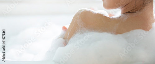 Billede på lærred Women bathing in the bathtub she relaxing