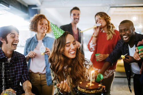 Canvas Print Young and diverse group of people celebrating a surprise birthday party in the o