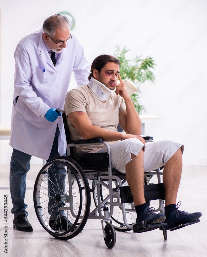 Young face injured man visiting experienced male doctor traumato Young face injured man visiting experienced male doctor traumato