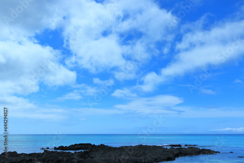여름에 볼수있는 제주도의 아름다운 해변의 바다와 하늘 풍경 © Zorba