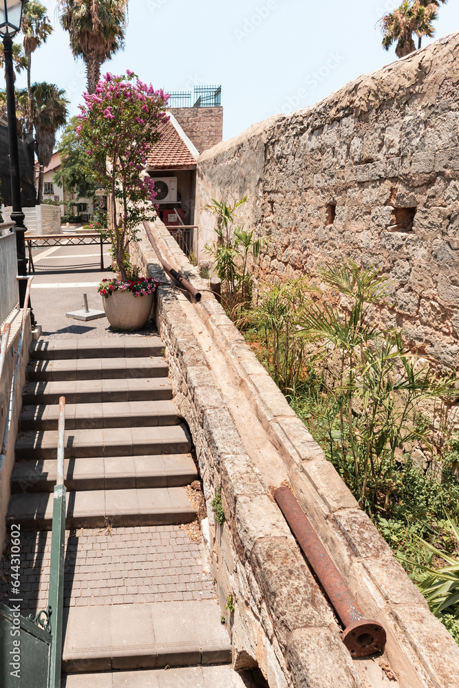 Φωτογραφία An old stone conduit on one of the quiet side streets near the main pedestrian H