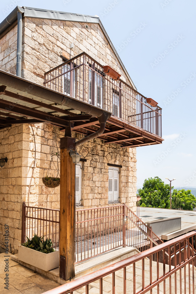 Φωτογραφία An old  stone house with wooden windows on one of the quiet streets near the mai