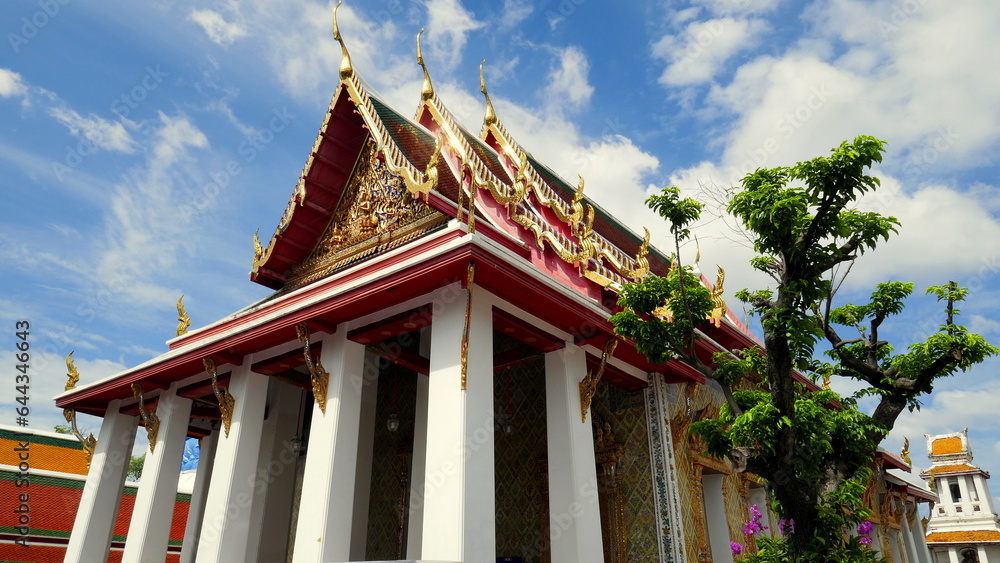 herrlicher buddhistischer Tempel beim Wat Arun in Bangkok umgeben von dekorativen grünen Bäumen