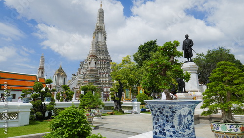 herrliche Stupas und Türme des Wat Arun in Bangkok in Thailand unter blauem Himmel und grünem Baum