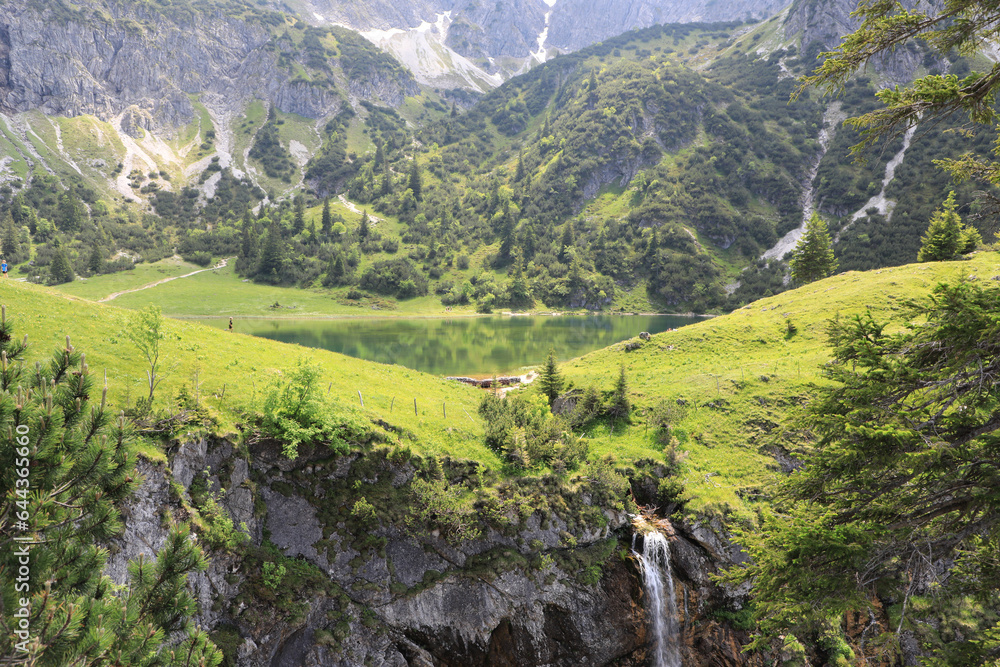 See mit Wasserfall