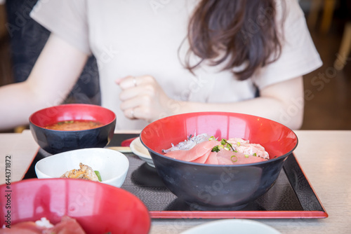 海鮮丼を食べる女性　Woman eating seafood bowl
