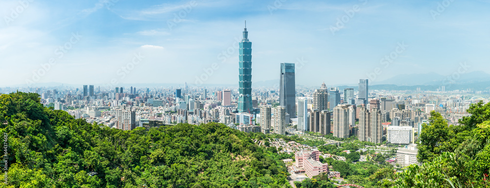 Obraz premium Taipei skyline panorama with view of Taipei 101 skyscraper building, Taiwan, Republic of China