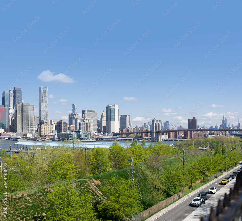 Fototapeta premium panorama of Manhattan and brooklyn bridge across the East River from Brooklyn