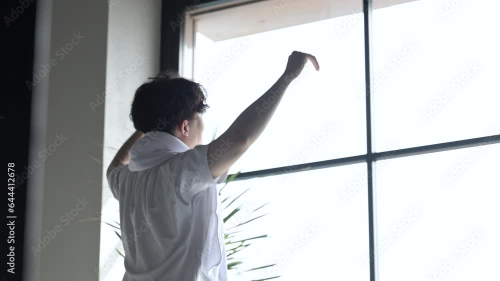 窓際でストレッチや伸びをする男性の上半身 のスロー動画 顔無し 窓際でストレッチや伸びをする男性の上半身 のスロー動画 顔無し