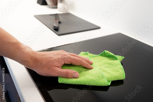 Fotografie Hand cleaning induction stove