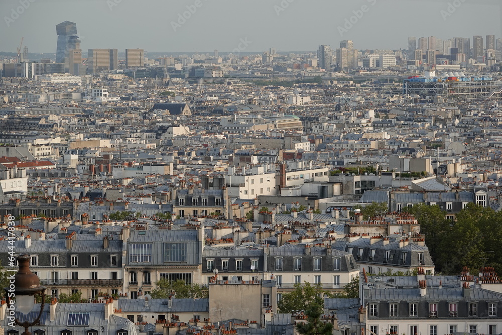 Vue de haut sur des bâtiments et immeubles de Paris