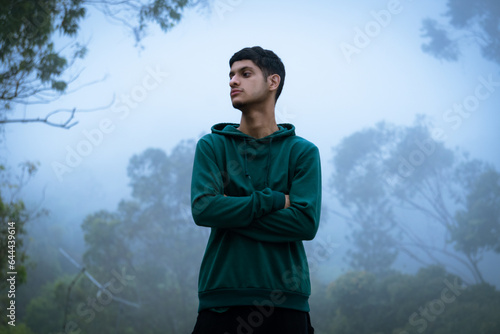 Foto Thoughtful Solitude in the Serene Landscape