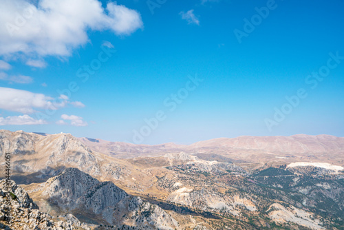 The scenic view of Feslikan Plateau and Alaben Mountain, which looks as if it has its back, consists of spread neighborhoods and looks like it is nestled inside a pit when viewed from the sky. 