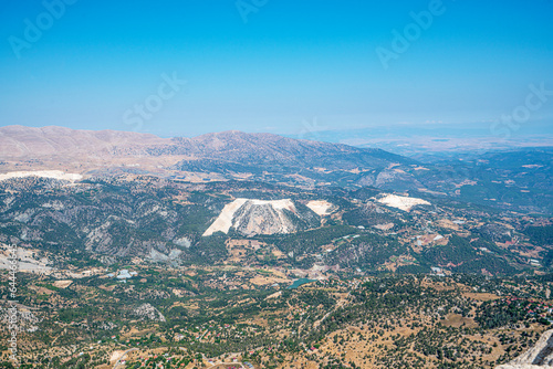 The scenic view of Feslikan Plateau and Alaben Mountain, which looks as if it has its back, consists of spread neighborhoods and looks like it is nestled inside a pit when viewed from the sky. 