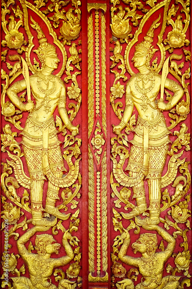 Thai paintings on the temple gates are bas-reliefs depicting deities with Thai art patterns.