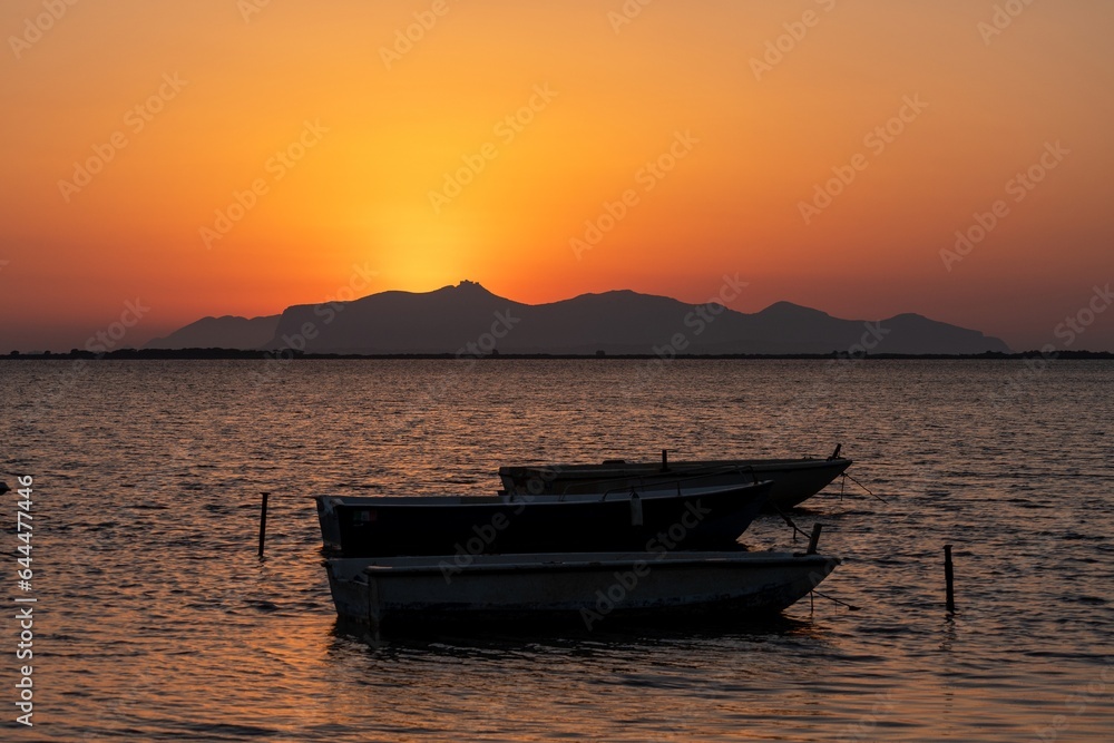 Naklejka premium Tramonto sull'isola di Favignana visto dallo Stagnone di Marsala - Trapani - Sicilia - Italia