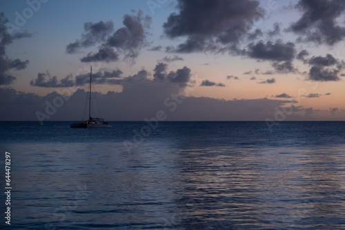 Bateau sur l'océan, en soirée © Bastoon
