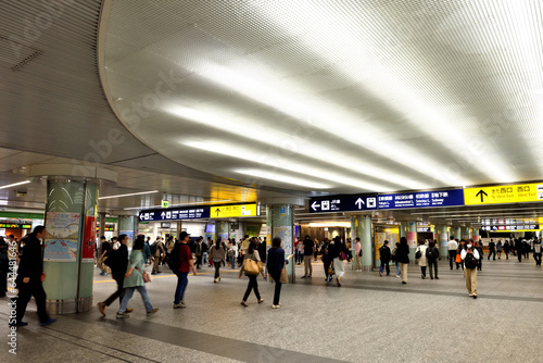 横浜駅北口の通路天井の印象的な間接照明