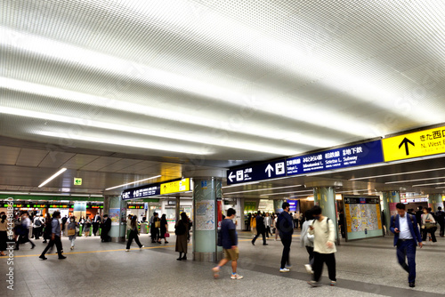 横浜駅北口の通路天井の印象的な間接照明 photo