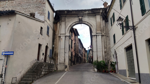 Porta ad arco a Cagli nelle Marche in Italia photo