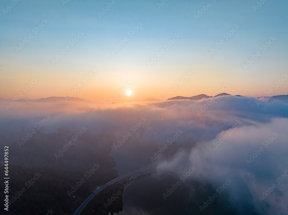 Obraz premium Aerial photography of beautiful sunrise and sea of ​​clouds on the mountain