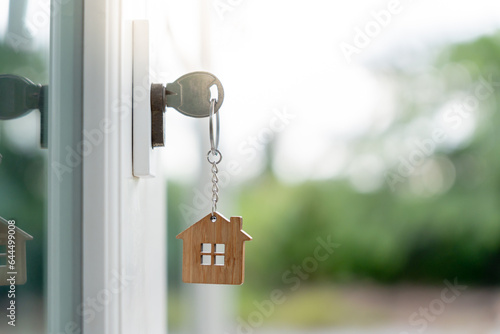 Foto Landlord key for unlocking house is plugged into the door