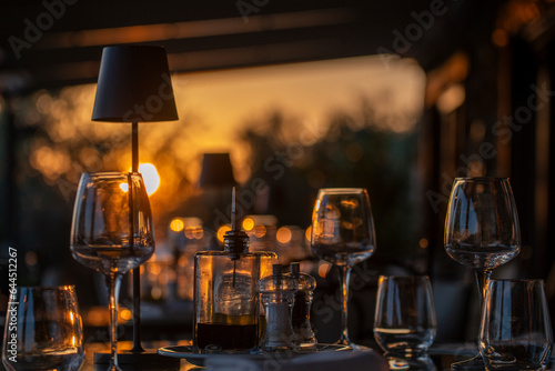 фотографія Table à la terrasse d'un restaurant au coucher du soleil