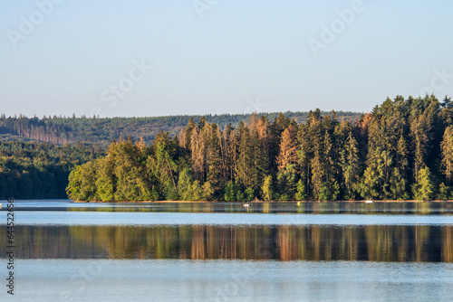 Couleurs d'automne au bord du lac des Settons