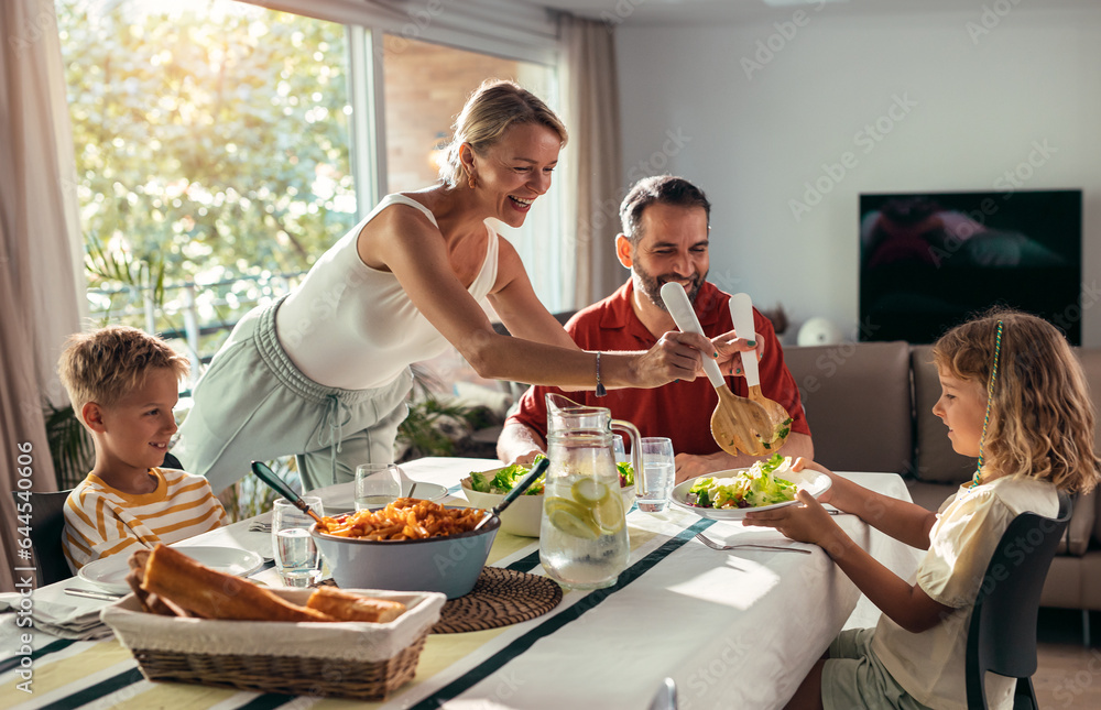 Φωτογραφία Beautiful kind family talking while eating together in the kitchen at home