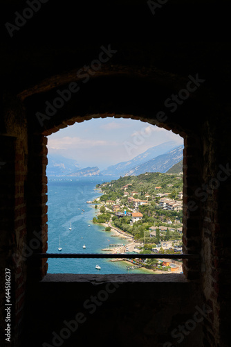 Blick durch ein Fenster auf die Küste des Gardasees bei Malcesine in Italien