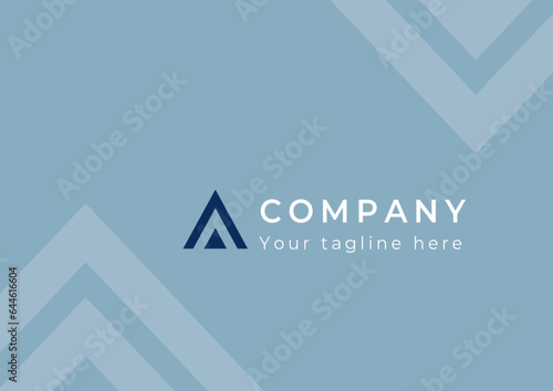 Carte de visite moderne et minimaliste. élégante carte de visite professionnelle, avec un fond bleu, des motifs triagles. Logo triangulaire, couleur bleu pastel