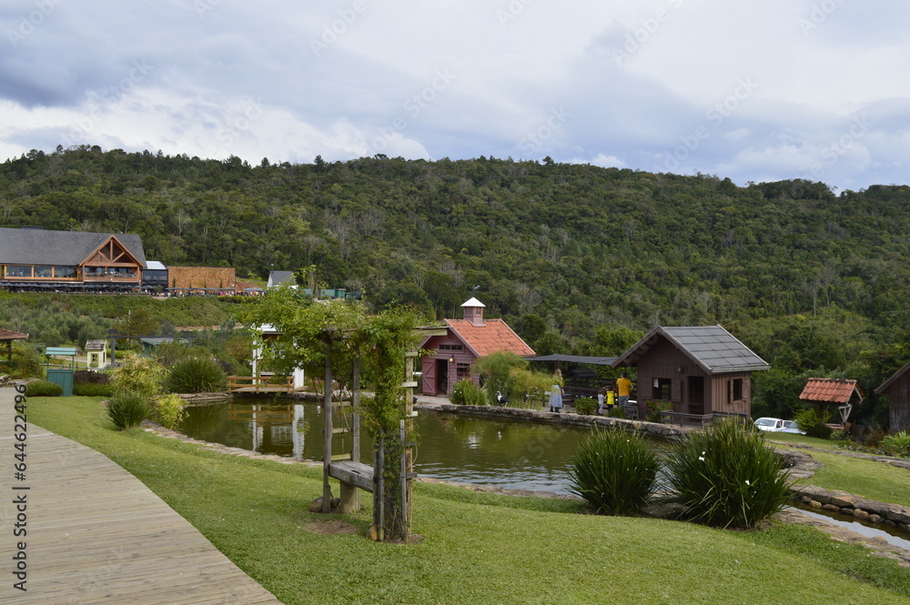 Lago com casinha envolta Lago com casinha envolta