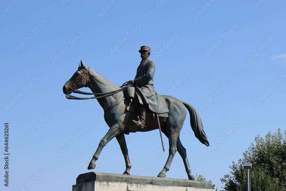 Obraz premium Statue du célèbre Maréchal ferdinand Foch, ville de Tarbes, département des Hautes Pyrénées, France
