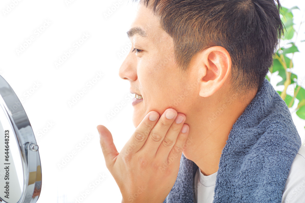 Obraz premium スキンケアを気にしている40代男性