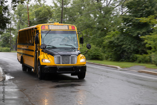 Autobus d'écoliers sous la pluie