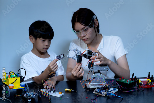 Foto young woman and a boy Amateurs inventor  tweaking