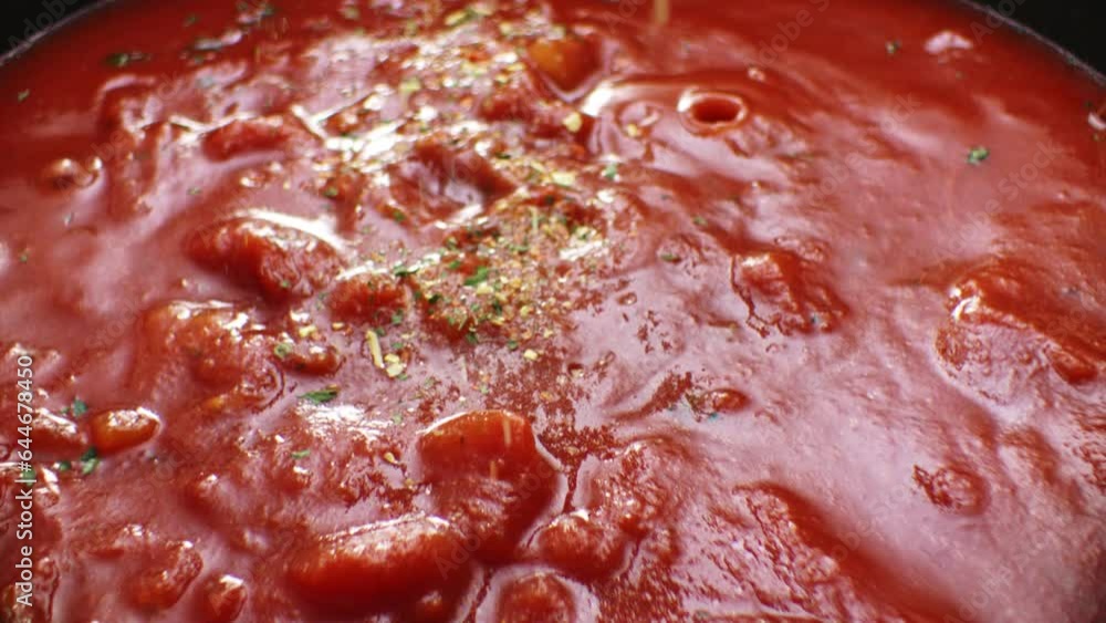 Seasoning and cooking tomato sauce Seasoning and cooking tomato sauce